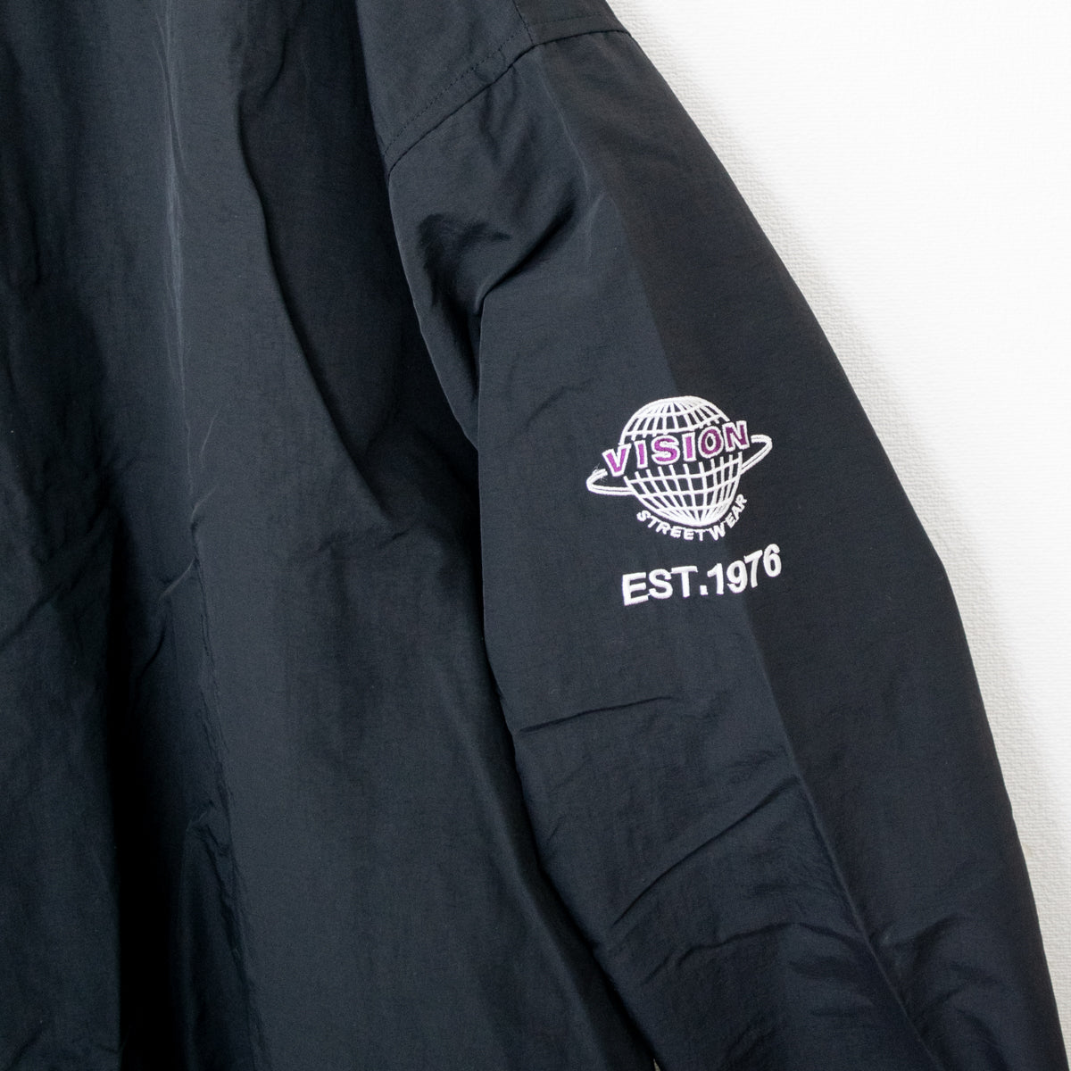 VISION STREET WEAR <ユニセックス>ハーフZIPナイロンプルオーバー BLACK