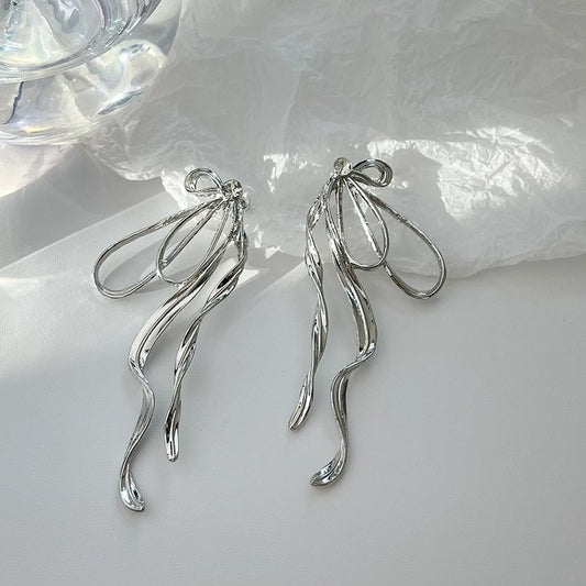 メタリック リボン ピアス