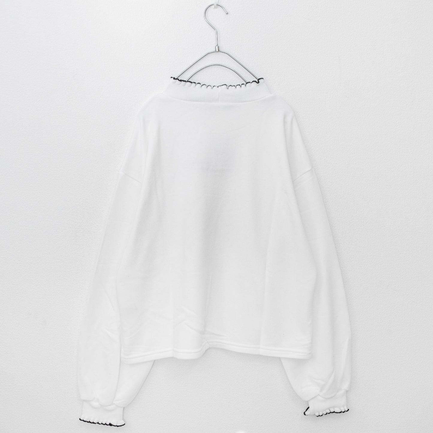 ロゴ刺繍 フリルリブ プルオーバートップ WHITE