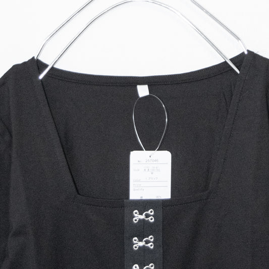 Front hook short sleeve T-shirt BLACK