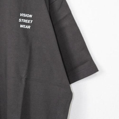 VISION STREET WEAR レトロショップイラストTシャツ CHARCOAL チャコール