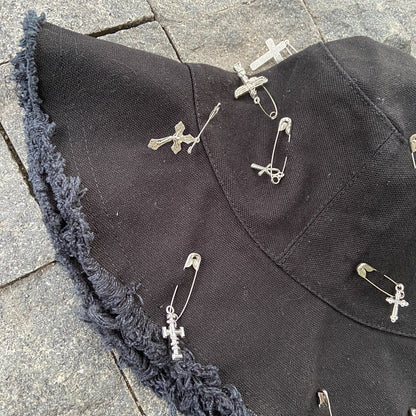 クロス 安全ピン 装飾 バケットハット BLACK