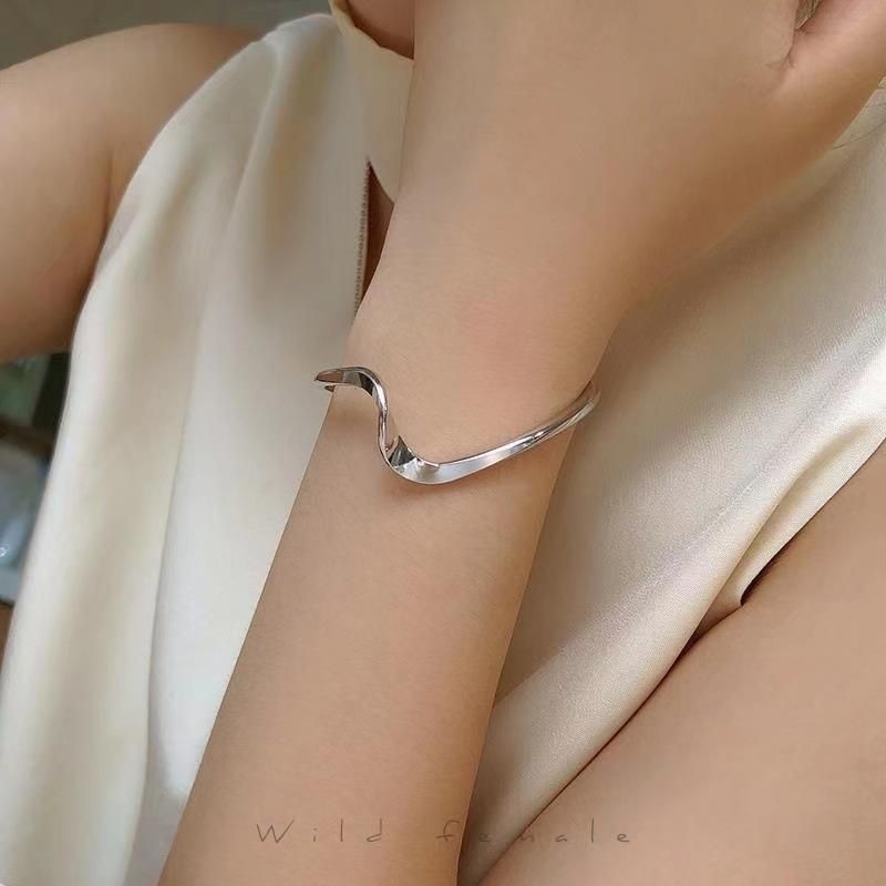 【会員限定0円】ウェーブ バングル SILVER