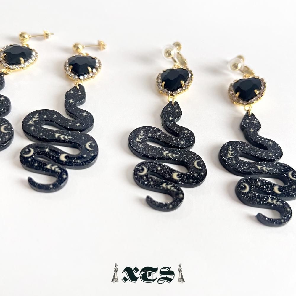 XTS Shiny Heart Snake ピアス イヤリング BLACK TS0304