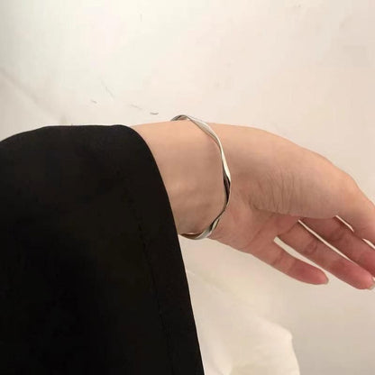 ねじれ シンプル バングル ブレスレット SILVER