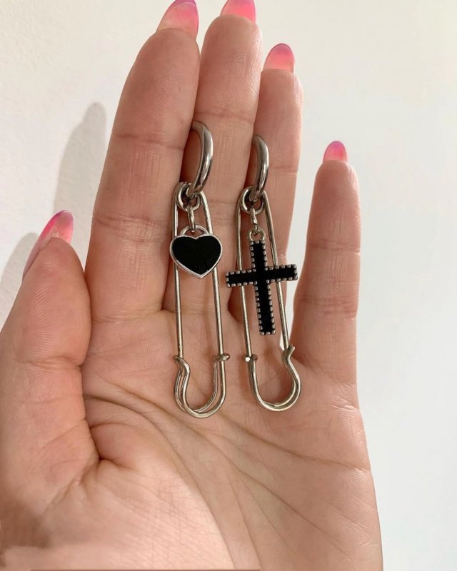 Safety pin motif earrings SILVER AP4656