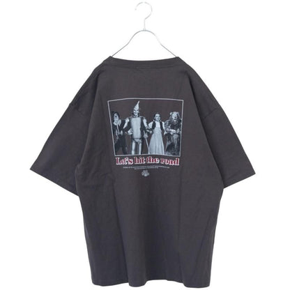 オズの魔法使 バック プリント Tシャツ CHARCOAL