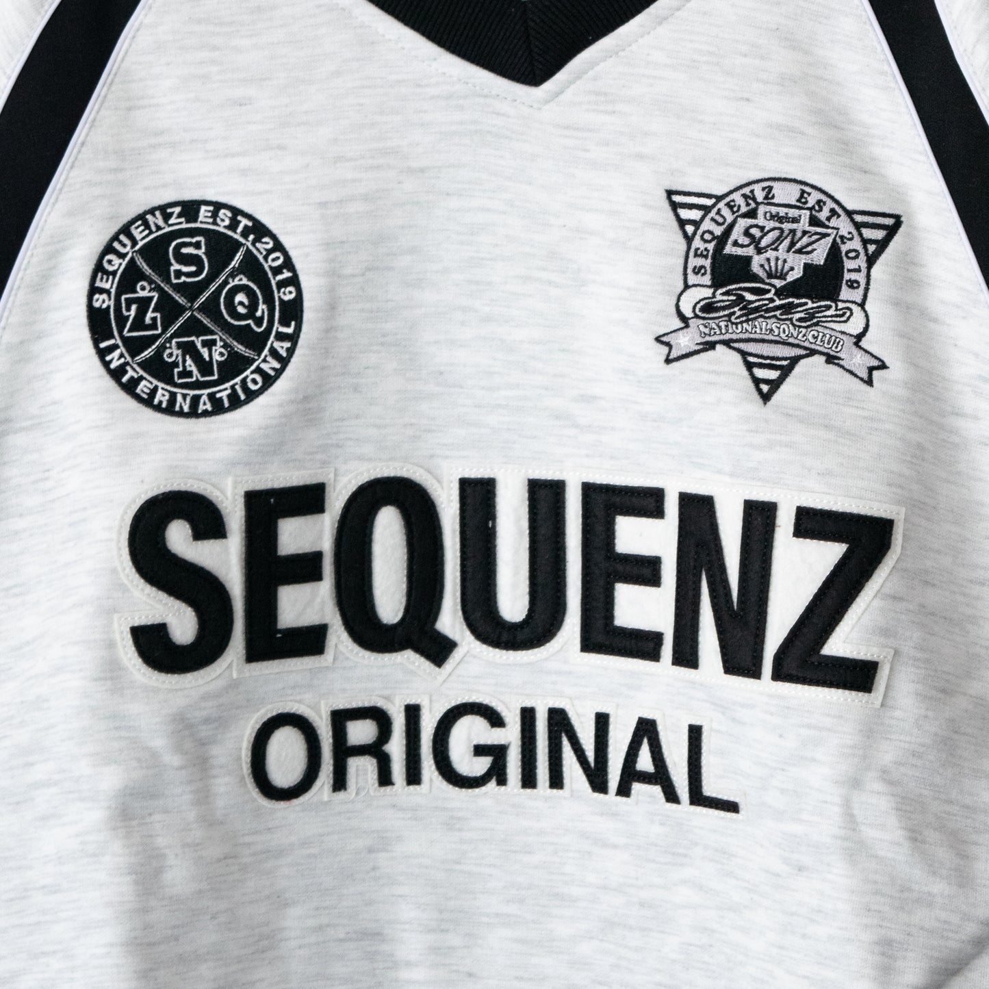 SEQUENZ/PIPING SPORT V/N SWEAT Heavy-duty poncho fleece piping sports V-neck sweatshirt in WHITE