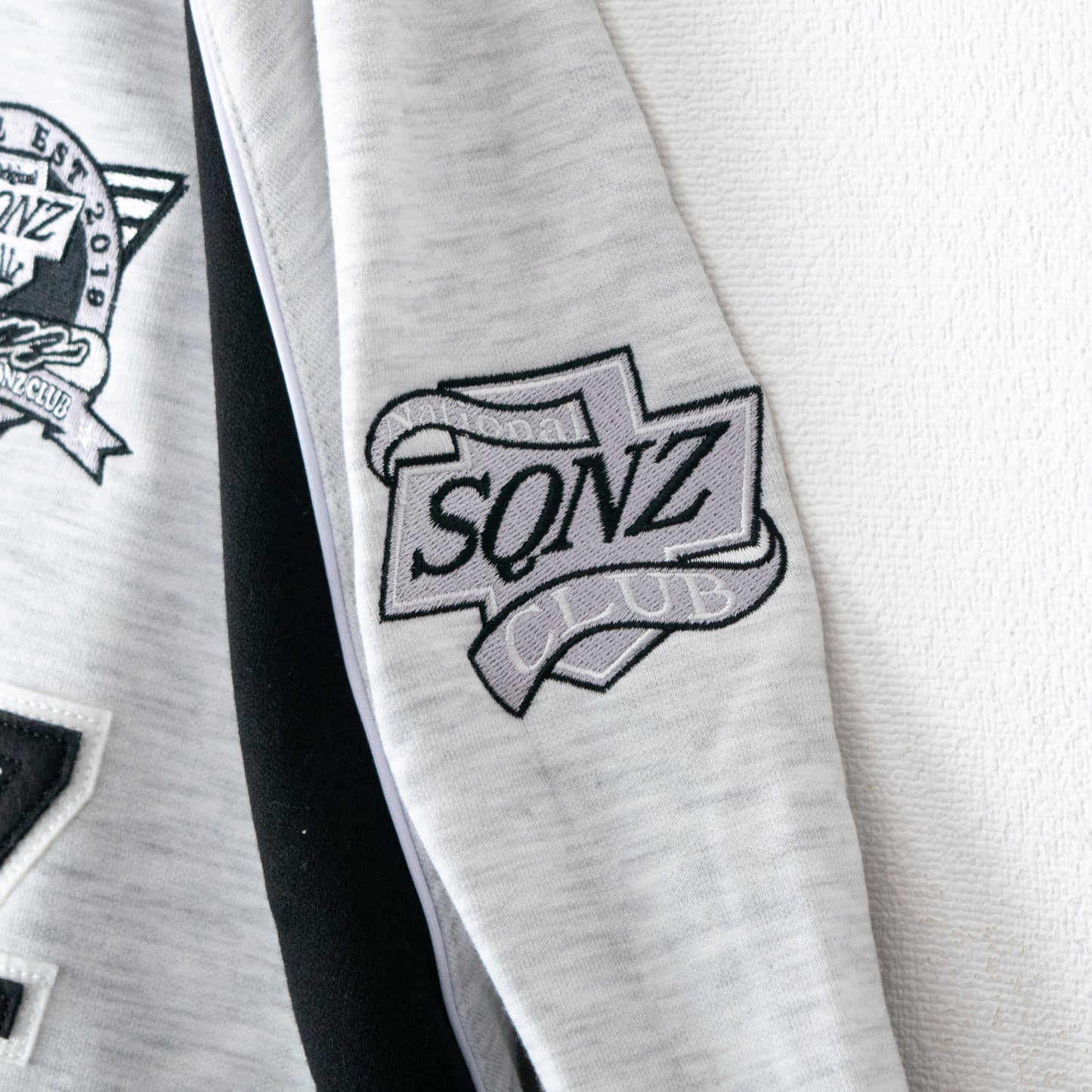 SEQUENZ/PIPING SPORT V/N SWEAT Heavy-duty poncho fleece piping sports V-neck sweatshirt in WHITE