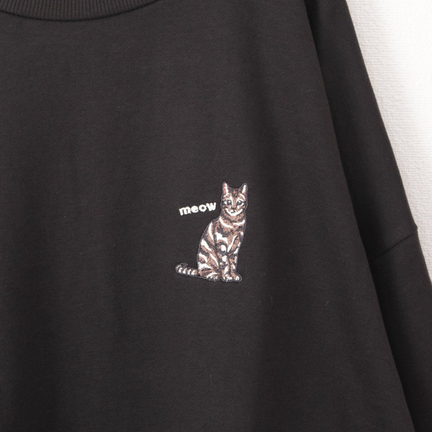 CAT 猫 ワンポイント刺繍 スウェットトップ CHARCOAL
