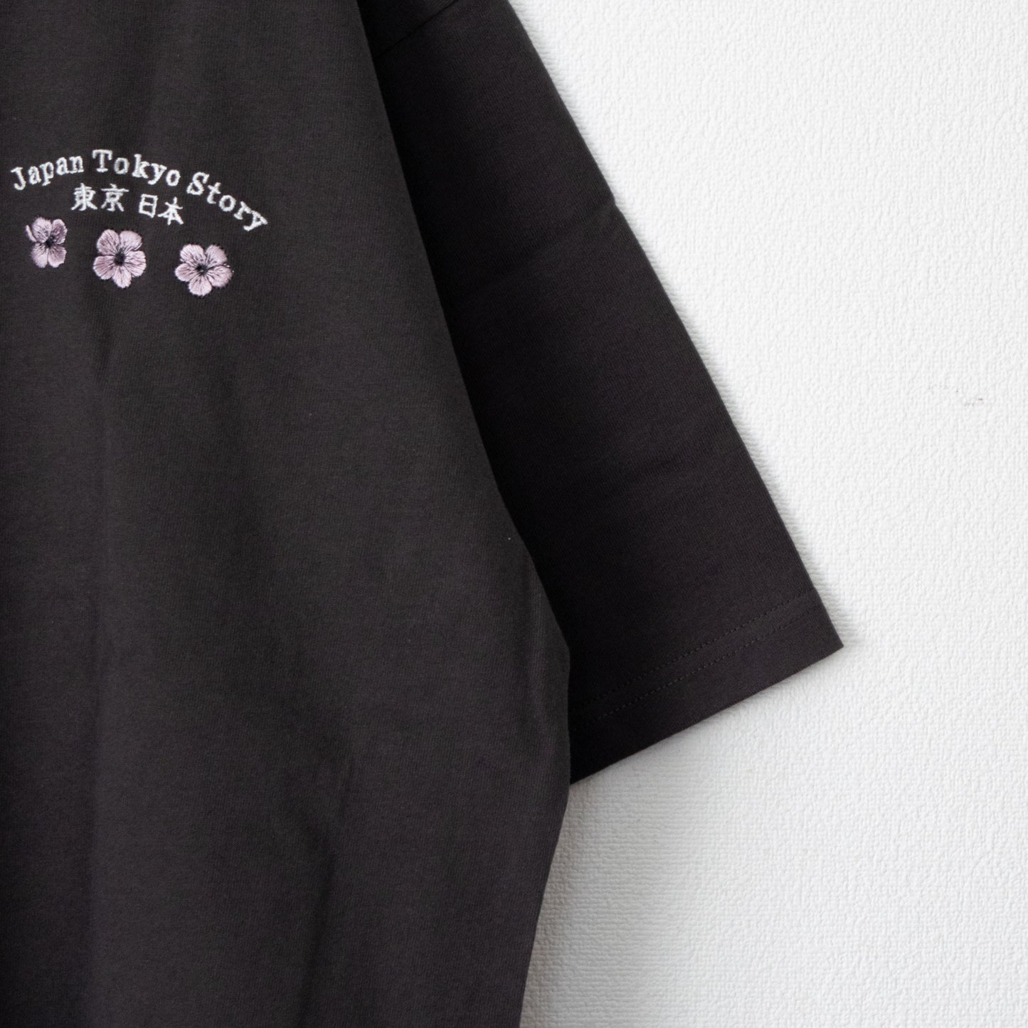 POWER TO THE PEOPLE JAPAN Series DARUMA 刺繍 半袖 Tシャツ CHARCOAL