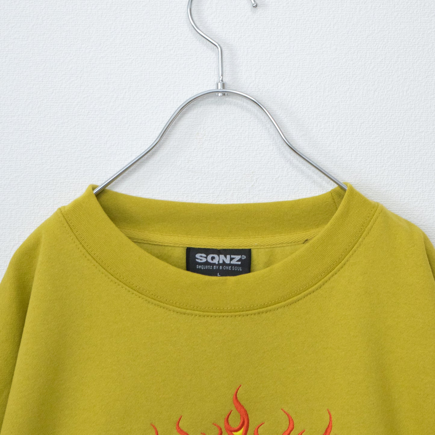 SEQUENZ FLAME THUG'S ファイヤーロゴ刺繍スウェットシャツ Mustard