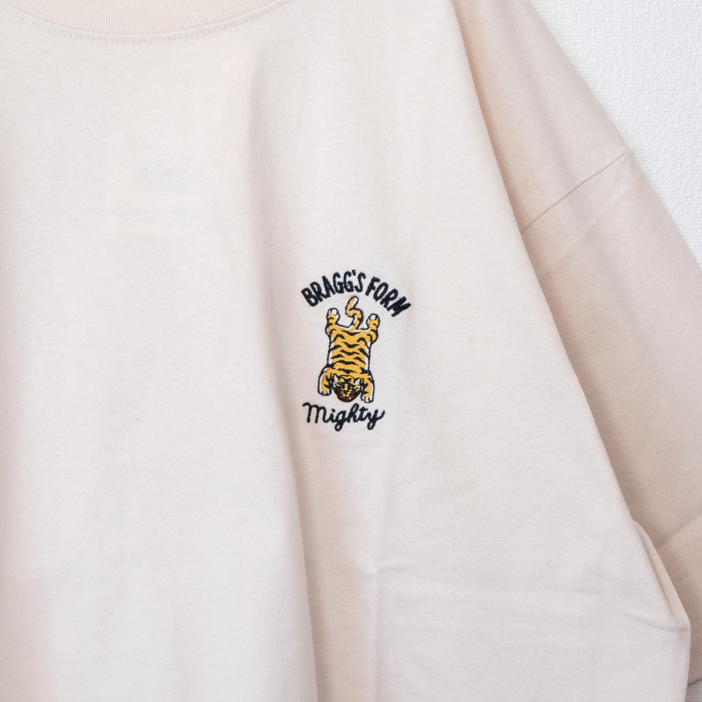 POWER TO THE PEOPLE One-Point Tiger Embroidered T-Shirt in White