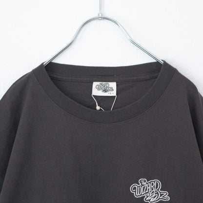 オズの魔法使 バック プリント Tシャツ CHARCOAL