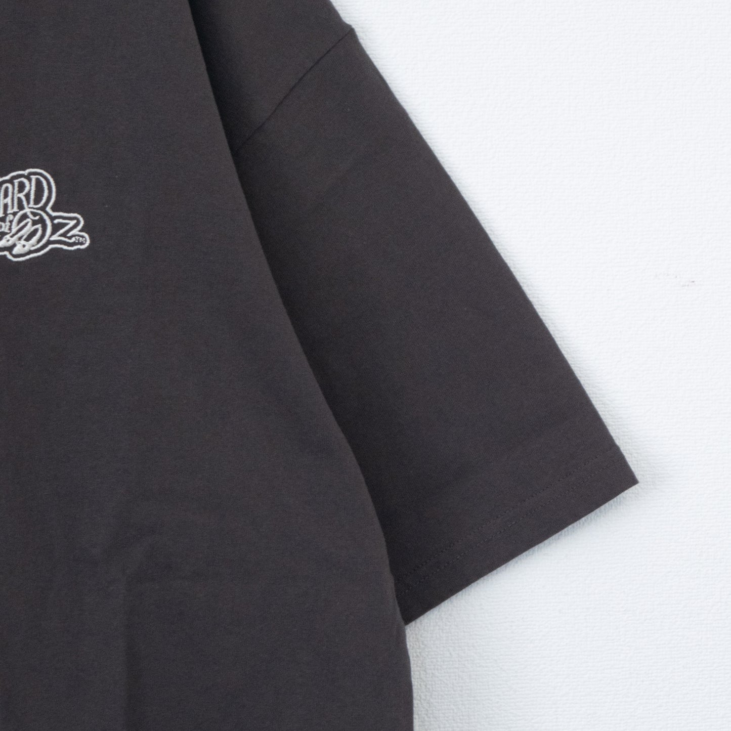 オズの魔法使 バック プリント Tシャツ CHARCOAL