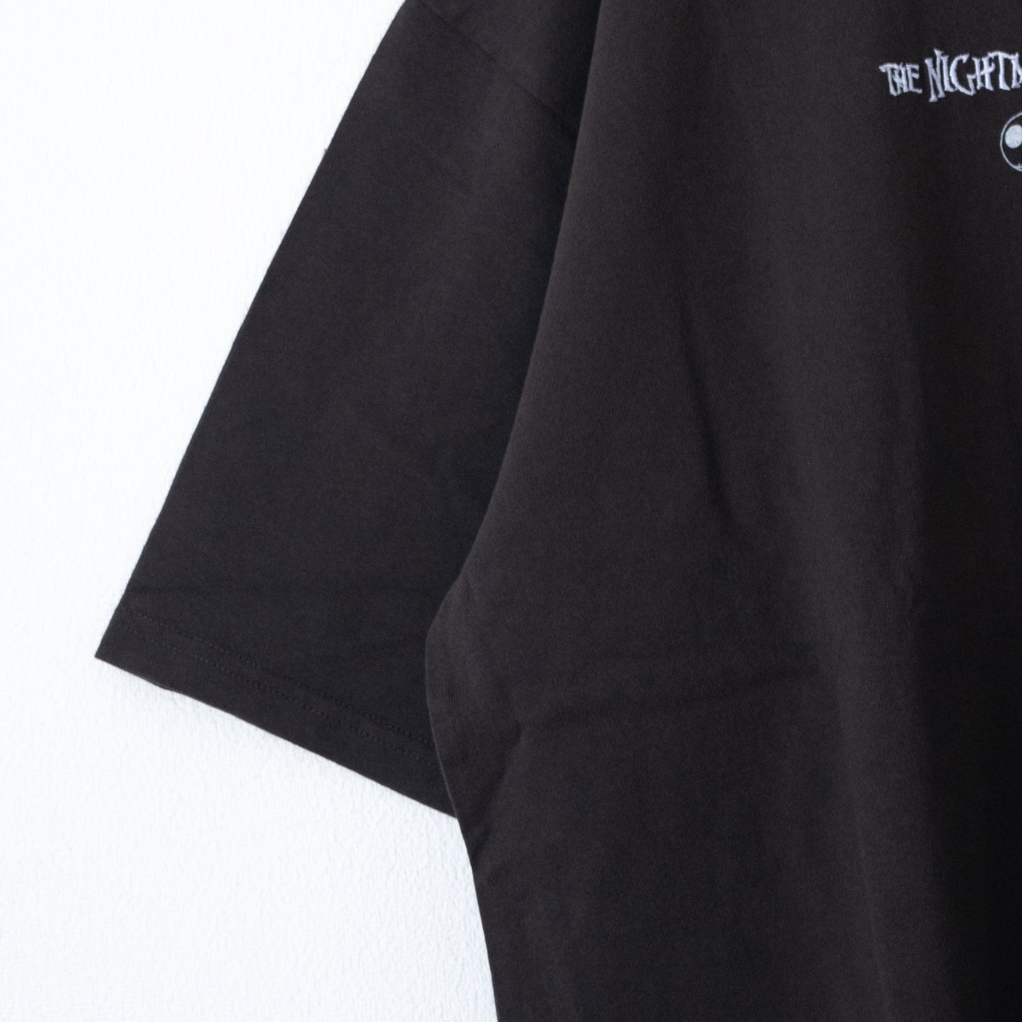 ナイトメアー・ビフォア・クリスマス Multi Illust Tシャツ CHARCOAL