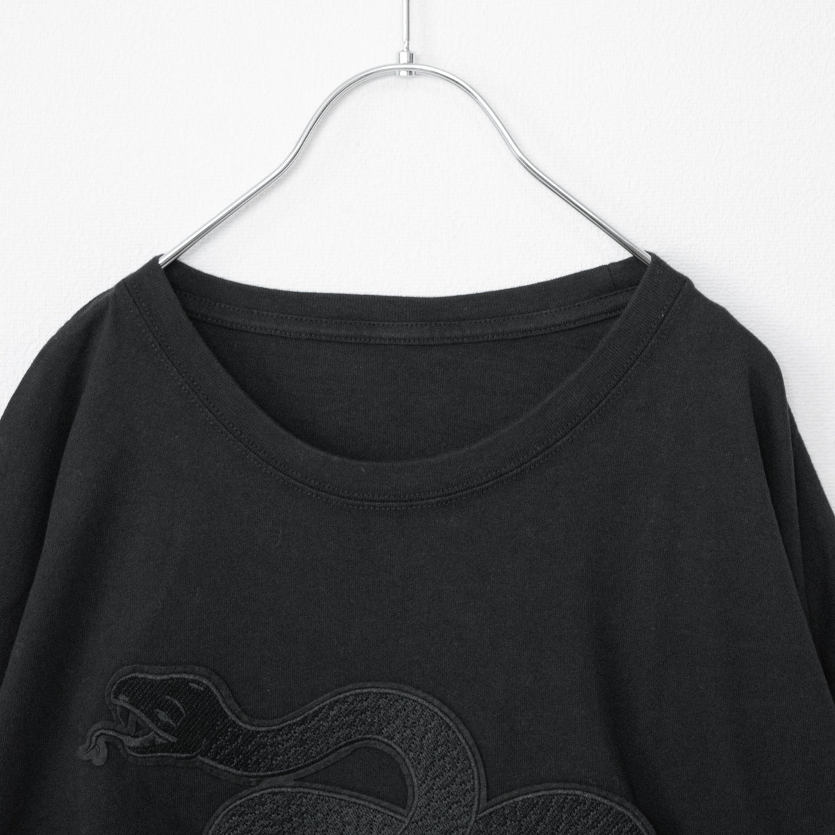 Snake Patch Round Hem Long Sleeve T-Shirt BLACK