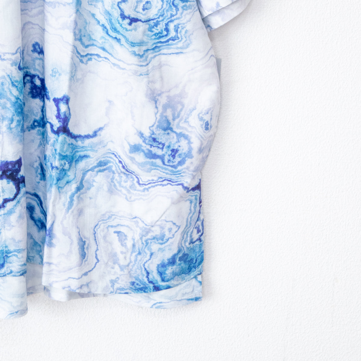 Marble all-over print rayon short-sleeved shirt BLUE