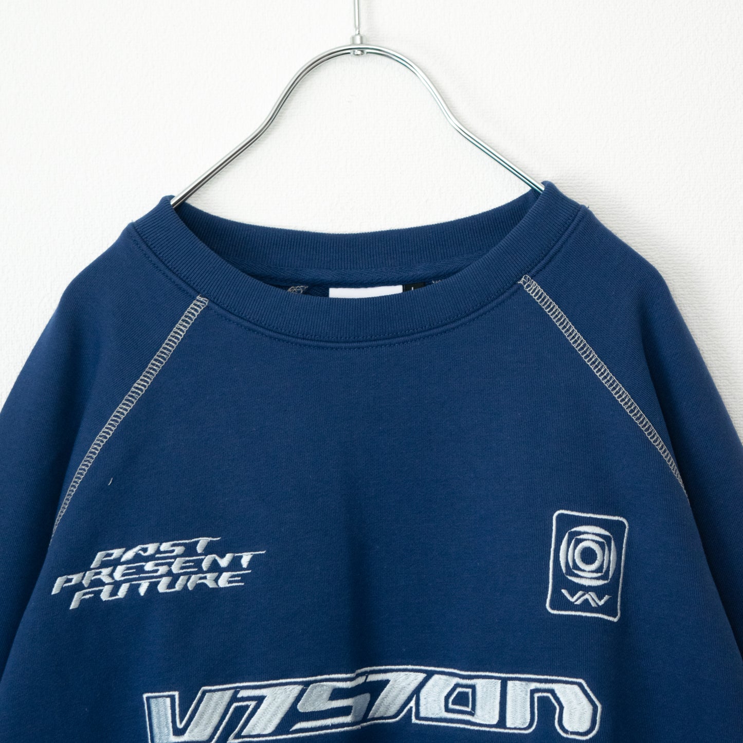 VISION STREET WEAR スポーツロゴ 刺繍 クルーネック トップ ROYAL BLUE