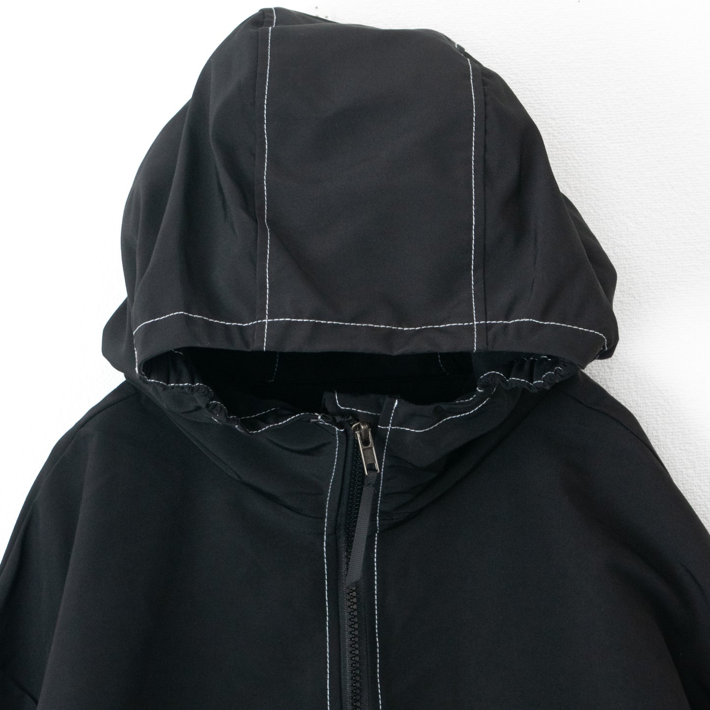 SEQUENZ/HOODED ANORAK JACKET / オーバーサイズ アノラック フード 刺繍 ドローコード BLACK