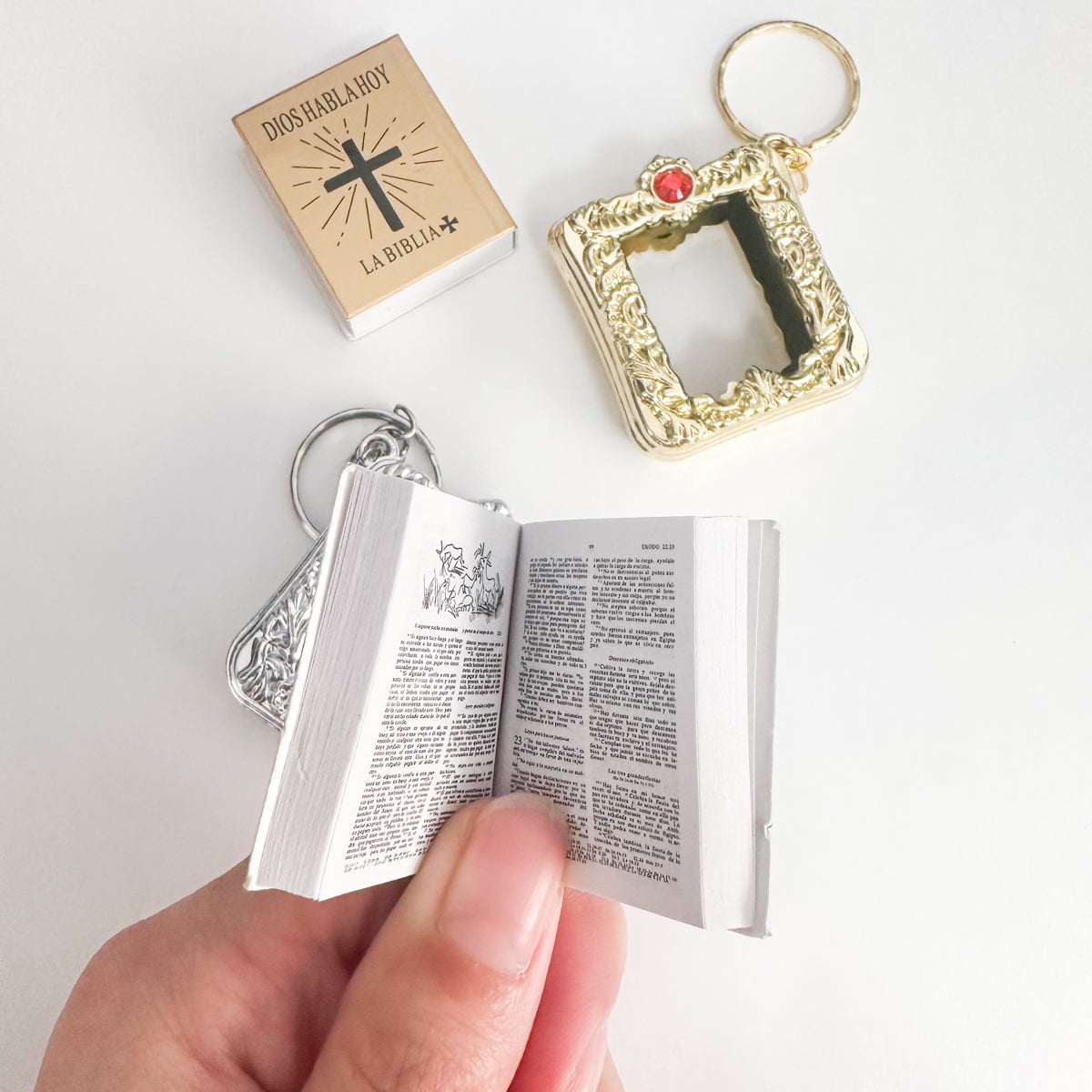 HOLY BIBLE 超小型 聖書 キーホルダー カバー付き