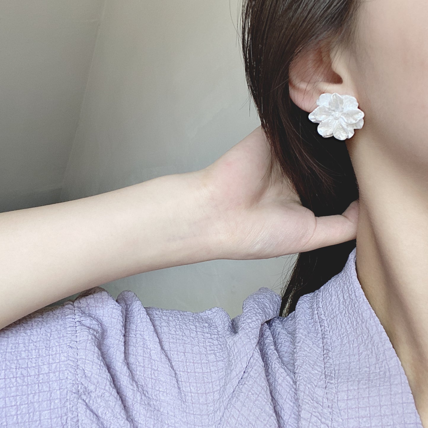 White Floral Stud Earrings WHITE