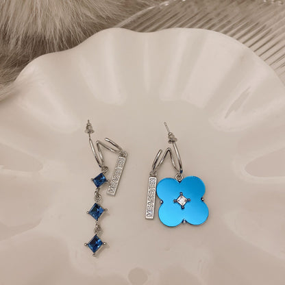 METALLIC FLOWER ASYMMETRIC EARRINGS BLUE SILVER