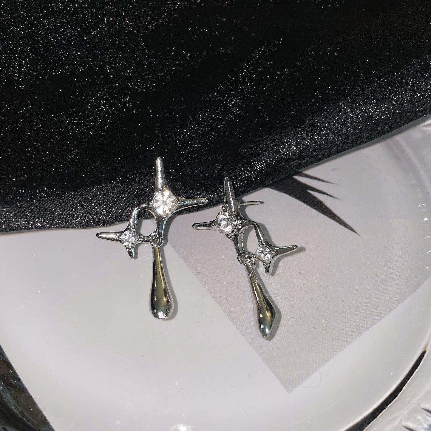 Sparkles rhinestone glitter piercing earrings Silver