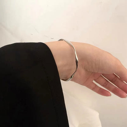 ねじれ シンプル バングル ブレスレット SILVER