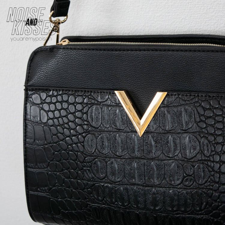 V-shaped metal fittings shoulder bag Crocodile Black