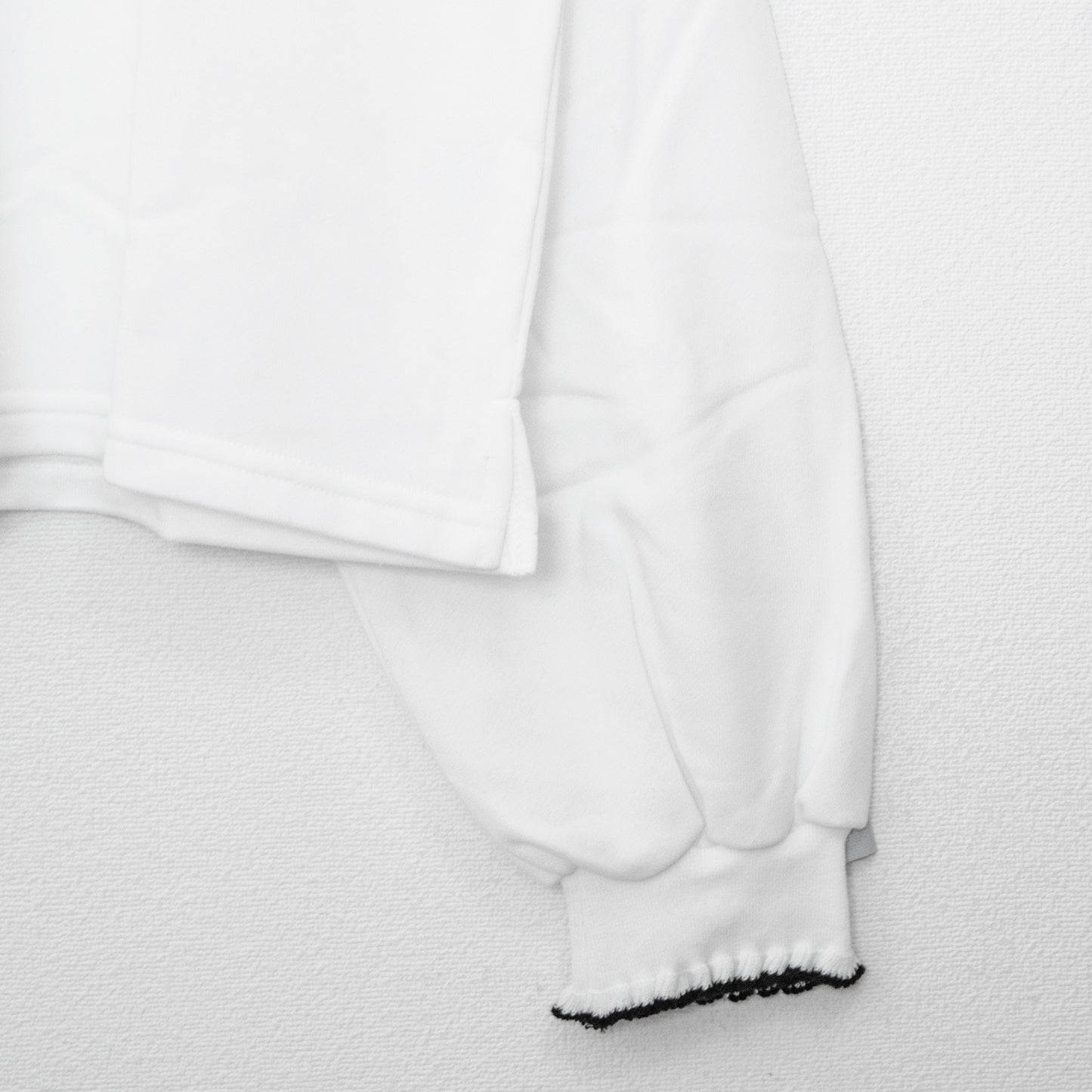 Logo embroidery ruffle rib pullover top WHITE